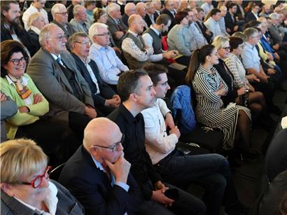 CSV-Mitglieder bei Parteikongress in Ettelbrück vor einem Jahr, politische Versammlung und Diskussion