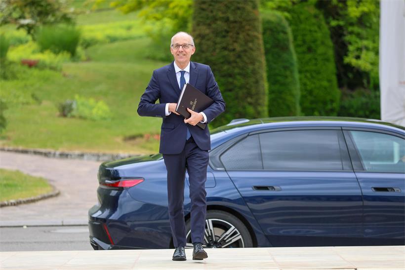 CSV-Premier Luc Frieden bei der Tripartite-Verhandlung am dritten Tag auf Schloss Senningen Gelände
