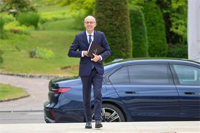 CSV-Premier Luc Frieden bei der Tripartite-Verhandlung am dritten Tag auf Schloss Senningen Gelände