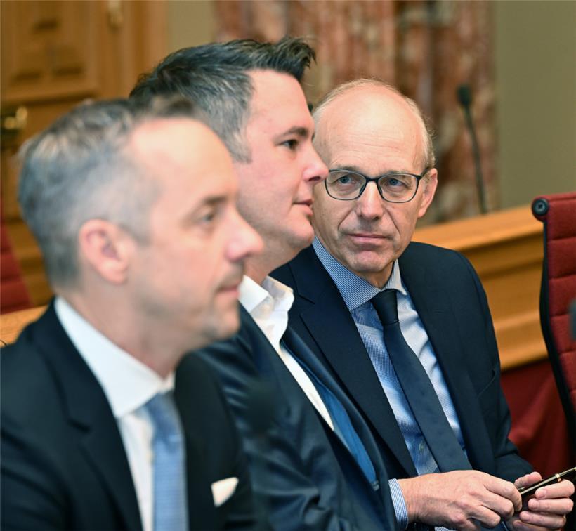 CSV-Premier Luc Frieden mit DP-Wirtschaftsminister Lex Delles und CSV-Arbeitsminister Georges Mischo am Donnerstagvormittag vor seiner Erklärung im Parlament
