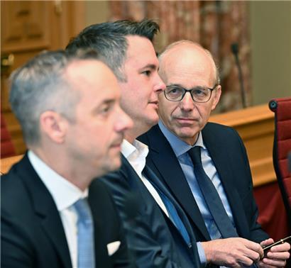 CSV-Premier Luc Frieden mit DP-Wirtschaftsminister Lex Delles und CSV-Arbeitsminister Georges Mischo am Donnerstagvormittag vor seiner Erklärung im Parlament
