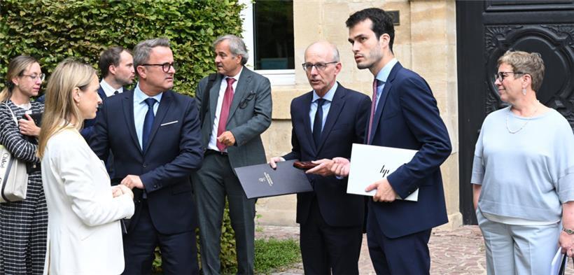 CSV-Premier Luc Frieden mit dem Generalsekretär des Regierungsrats, Michel Scholer (2.v.r.), Vize-Premier Xavier Bettel (DP), Sozialministerin Martine Deprez (CSV) und hohen Beamten am 3. September vor dem Staatsministerium
