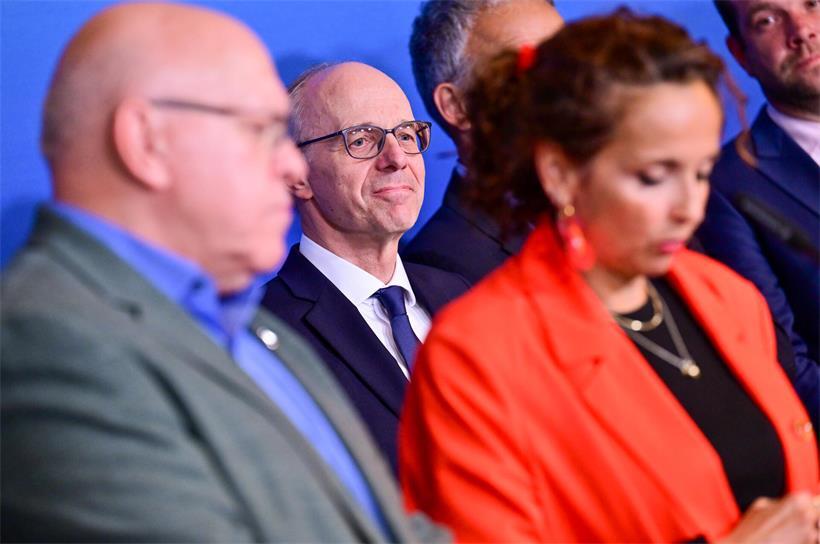 CSV-Premier Luc Frieden präsentiert stolz das Grundsatzabkommen mit Sozialpartnern zur Zusammenarbeit in Luxemburg