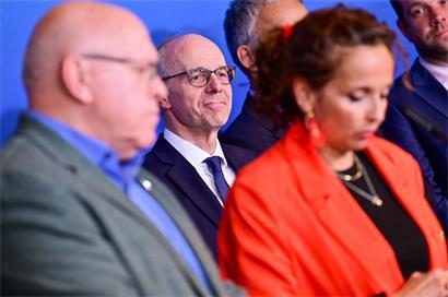 CSV-Premier Luc Frieden präsentiert stolz das Grundsatzabkommen mit Sozialpartnern zur Zusammenarbeit in Luxemburg
