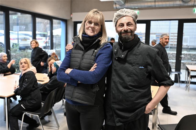 „Caddy“-Verantwortliche Sandra Cantin mit Koch Hassan
