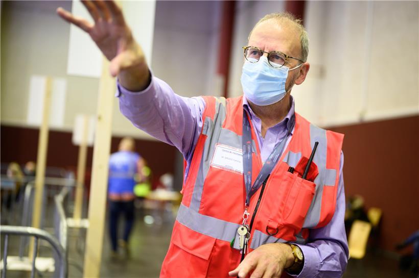 Camille Groos erklärt, wie das Impfzentrum aufgebaut ist. Analog werden auch die Impfzentren beim Einsatz der mobilen Einheiten aufgebaut.
