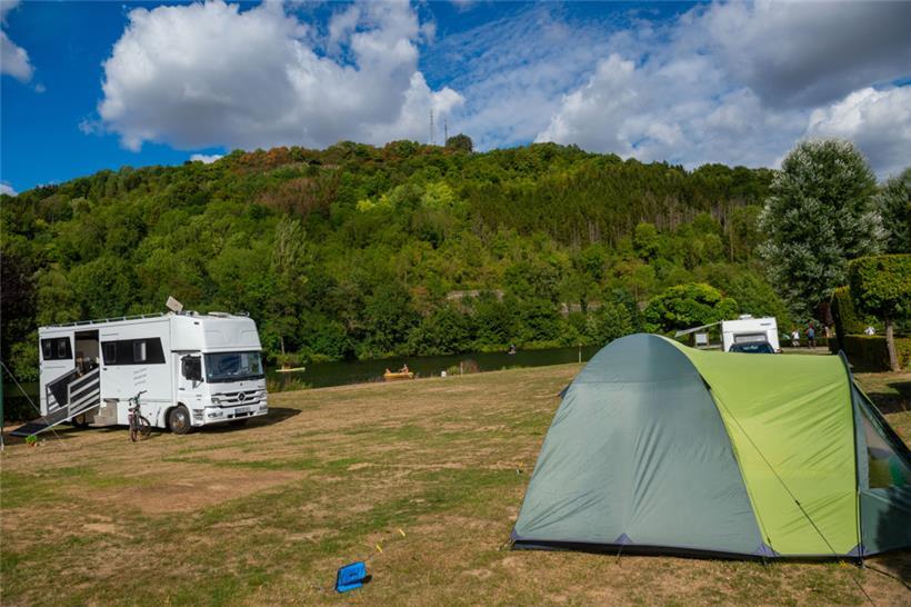 Camping als Urlaubsform boomt: Reisende mit Wohnmobilen und Camper halten sich noch die Waage
