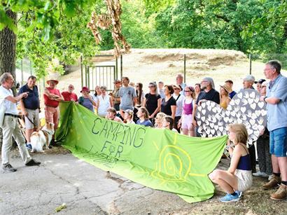 Umweltaktivisten beim Camping und Waldbesetzen der Aktion #Bobibleift im Juli 2022 zur Rettung des Waldes