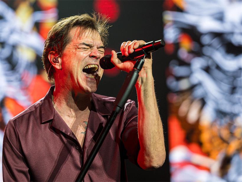 Campino singt energiegeladen live auf der Bühne der Rockhal am Sonntagabend