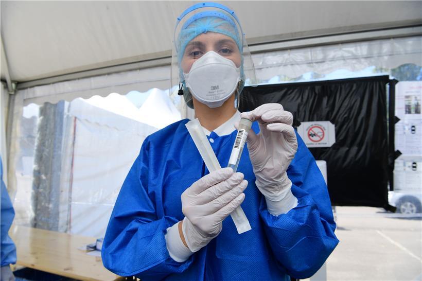 Can’t touch this: Eine Labor-Mitarbeiterin ist durch mehrere Barrieren vor den Viren geschützt
