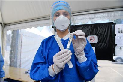 Can’t touch this: Eine Labor-Mitarbeiterin ist durch mehrere Barrieren vor den Viren geschützt
