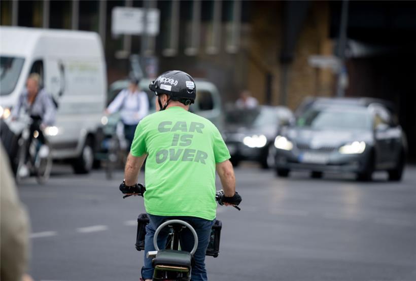 „Car is over“, was so viel bedeutet wie: Autos sind passé … zu Fuß gehen allerdings nicht
