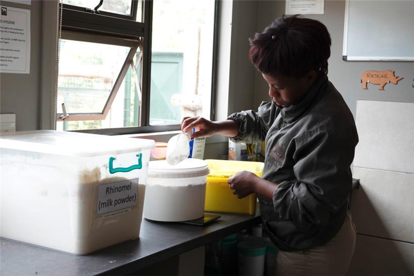 „Care for Wild“ Mitarbeiterin Thulile Msithini bereitet die Milch für Nashorn-Ba...