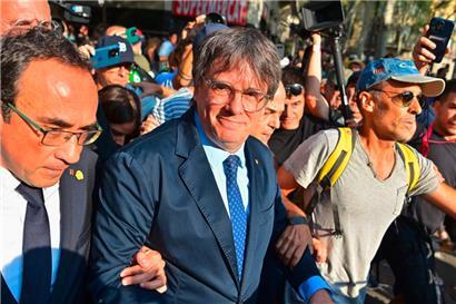 Carles Puigdemont umgeben von seinen Anhängern, unerreichbar für die Polizei
