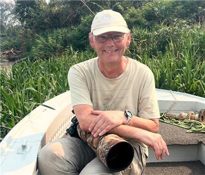 Carlo Medinger in einem Boot im brasilianischen Pantanal
