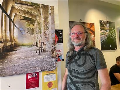 Carlo Sowa während der Vernissage im „Streik“ am Escher Boulevard Kennedy
