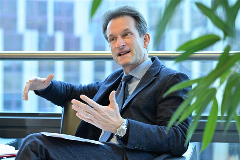 Carlo Thelen, geboren 1971 und Vater von drei Kindern, ist seit 2014 Direktor der Luxemburger Handelskammer und hat schon einige Wirtschaftsmissionen miterlebt. Besonders in Erinnerung bleibt ihm die Mission im Iran – und ist auch deswegen enttäuscht über den Weg, den das Land gerade beschreitet. „Es war ein wunderschönes, offenes Land“, sagt Carlo Thelen. Das,…
