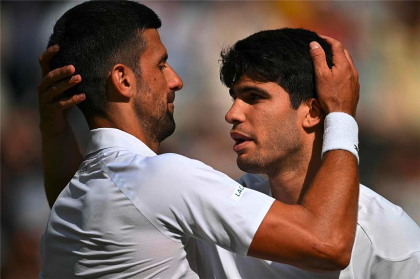 Carlos Alcaraz (r.) machte in 2:27 Stunden kurzen Prozess mit Novak Djokovic
