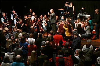 Carlos Núñez, Dauergast beim Zeltik-Festival und mehrfach ausgezeichneter Dudelsack-Künstler, scharte Musiker und Publikum um sich. Am Freitag- und Samstagabend wurde nach den Konzerten in der Düdelinger Mikro-Brauerei intensiv gejammt
