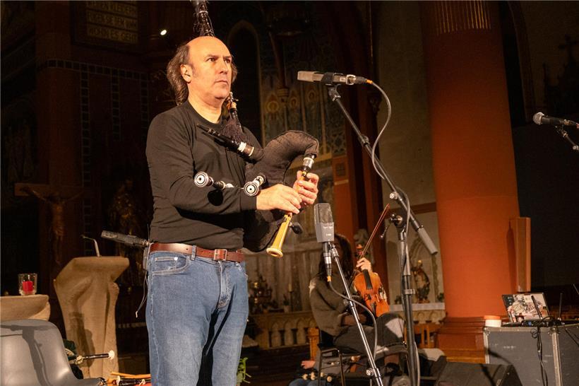 Carlos Núñez spielt leidenschaftlich die Gaita, traditionelles galicisches Dudelsack-Instrument auf der Bühne