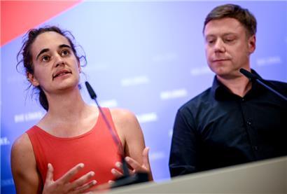 Carola Rackete (l.) und Martin Schirdewan sprechen bei einer Pressekonferenz der Partei Die Linke
