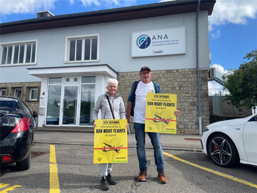 Carole D. und Patrick Wilhelmy bei ihrer Protestaktion vor dem Gebäude der Flugsicherungsbehörde
