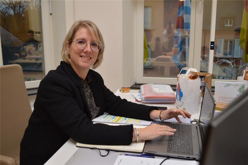 Carole Weigel an ihrem Arbeitsplatz im Wiltzer Rathaus
