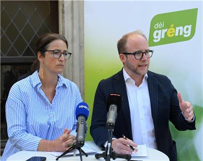 Carole Zeimetz und Christophe Origer von déi gréng protestieren gegen das megalomane Outlet-Projekt in Echternach