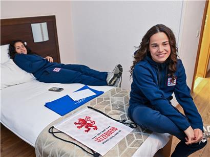 Caroline Jorge und Charlotte Schmit im Hotelzimmer, eingespieltes Team für Gastfreundschaft und Service