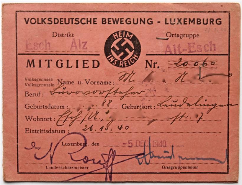 Carte de membre de la Volksdeutsche Bewegung, un mouvement pro-nazi au Luxembourg, fondé en 1940. Cette carte appartenait à un chef de bureau d’Esch-sur-Alzette. (Certaines données personnelles ont été anonymisées.)
