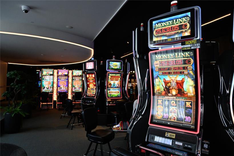 Casino 2000: Das Ambiente in den Räumen mit Spielautomaten hat sich geändert. Heute dominieren Comfort und Schick.
