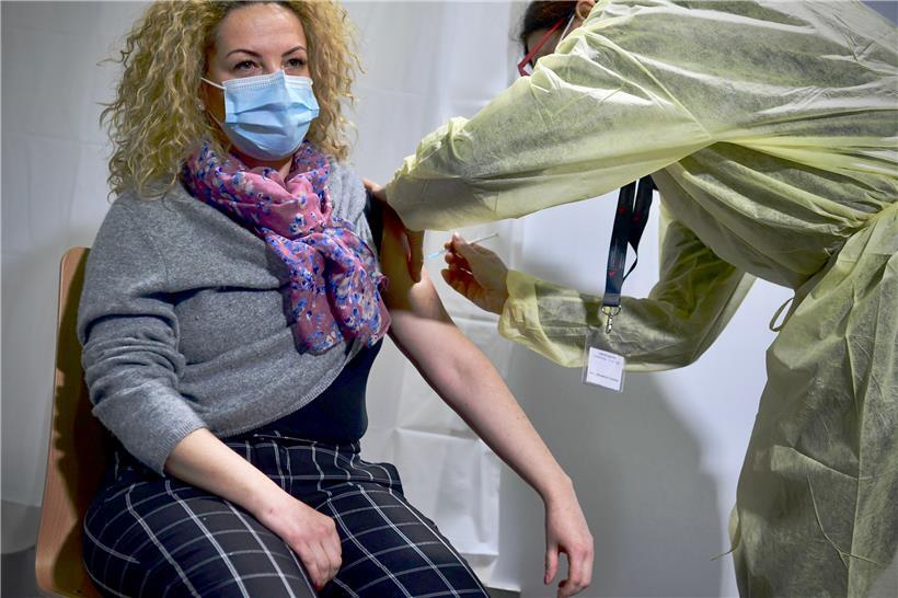 Catarina Fernandes erhält als erste Luxemburgerin den Impfstoff gegen das Coronavirus. Sie arbeitet als Krankenpflegerin im „Centre hospitalier de Luxembourg“, ebenso wie ihr Kollege Kévin Nazzaro, der die zweite Impfung Luxemburgs bekam.
