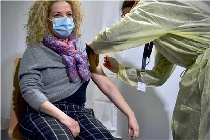 Catarina Fernandes erhält als erste Luxemburgerin den Impfstoff gegen das Coronavirus. Sie arbeitet als Krankenpflegerin im „Centre hospitalier de Luxembourg“, ebenso wie ihr Kollege Kévin Nazzaro, der die zweite Impfung Luxemburgs bekam.
