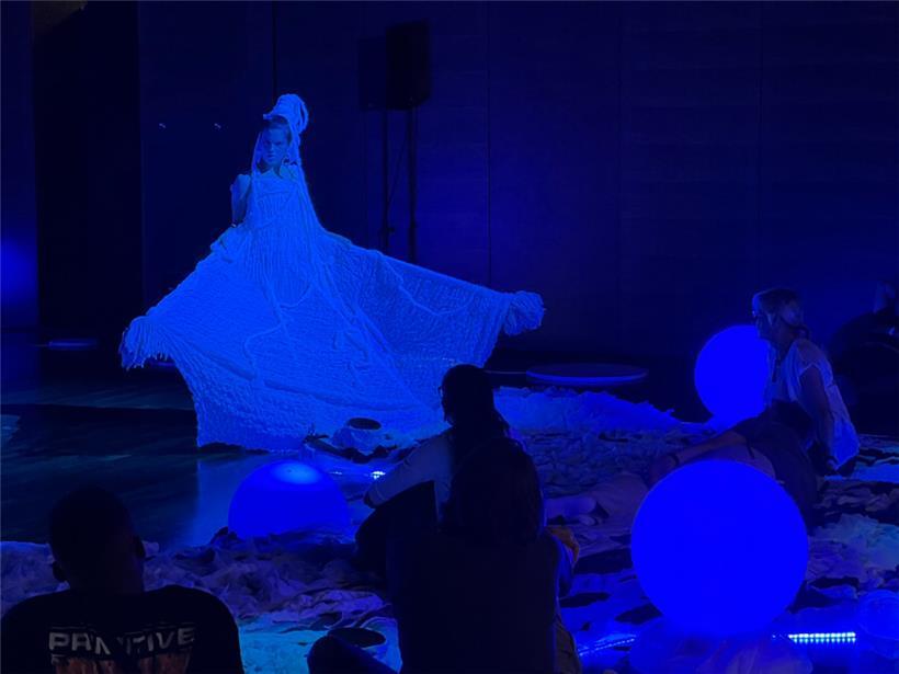 Catherine Elsen während ihrer Performance als Klangschamanin Memory of Voice.
