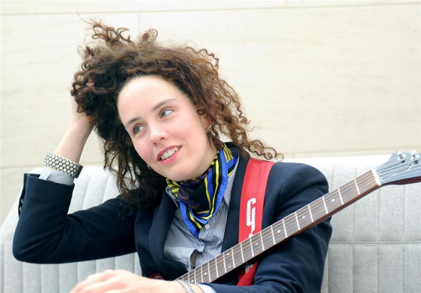 Catherine Lorent ist eine multidisziplinäre Künstlerin in den Bereichen Klang, Malerei, Zeichnung und Performance
