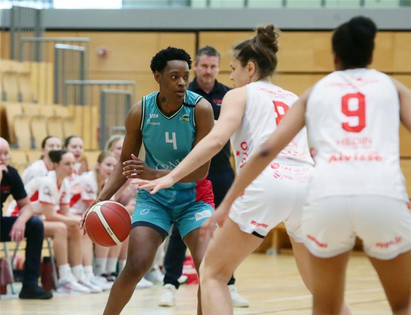 Cathrin Wolff (Nr. 8) ließ Alexus Johnson nicht wie gewohnt ins Spiel finden 
