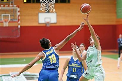 Cathrin Wolff (in Weiß) ist sich sicher, dass ihr die EuroCup-Begegnungen eine Menge gebracht haben 
