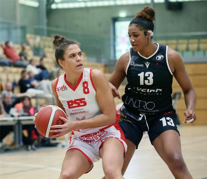 Cathrin Wolff (in Weiß) spielt seit dieser Saison bei der Sparta und könnte nun gegen ihren ehemaligen Klub Hostert den Pokal gewinnen
