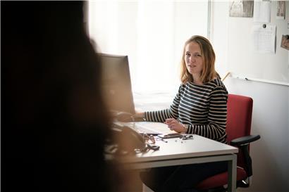 Cécile Bullot plant das Programm in der Philharmonie
