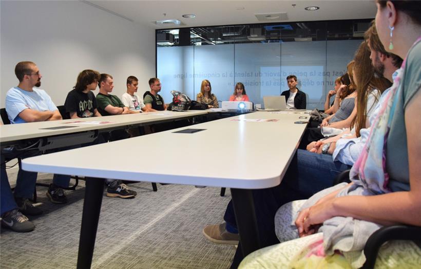 Cédric Feyereisen, Leiter der Lokalredaktion, erklärte den Jugendlichen worauf e...