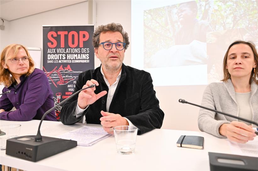 Cédric Reichel (ASTM) und Jean-Louis Zeien von der „Initiative pour un devoir de vigilance“ (Mitte) bei der Vorstellung der Studie, rechts die Autorin Nadine Haas (ASTM)

