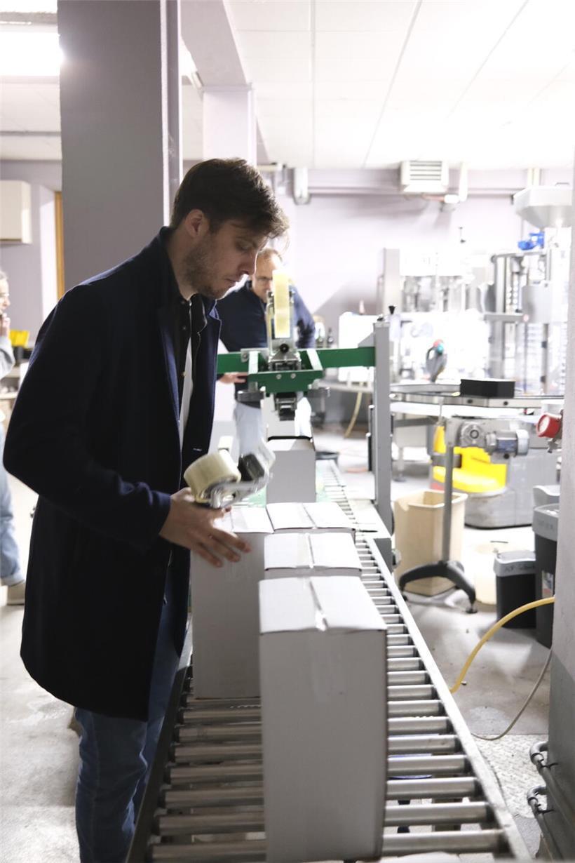 Drucken, kleben, verpacken: Die letzten Arbeitsschritte für unseren Rivaner