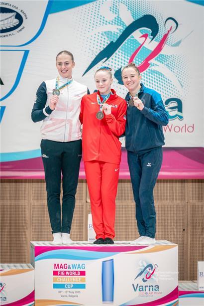 Céleste Mordenti (r.) auf dem Podium mit ihrer Bronzemedaille
