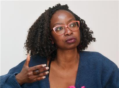 Celestina Jorge Vindes leitet die Buchhandlung „Pépite Blues“ in Brüssel, die sich mit afrikanischer und afro-karibischer Literatur befasst
