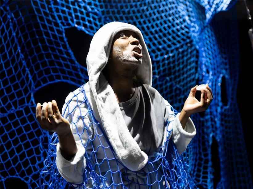 Céline Camara zeigt beeindruckende Rap-Skills und Schauspielkunst in dynamischer Bühnenperformance