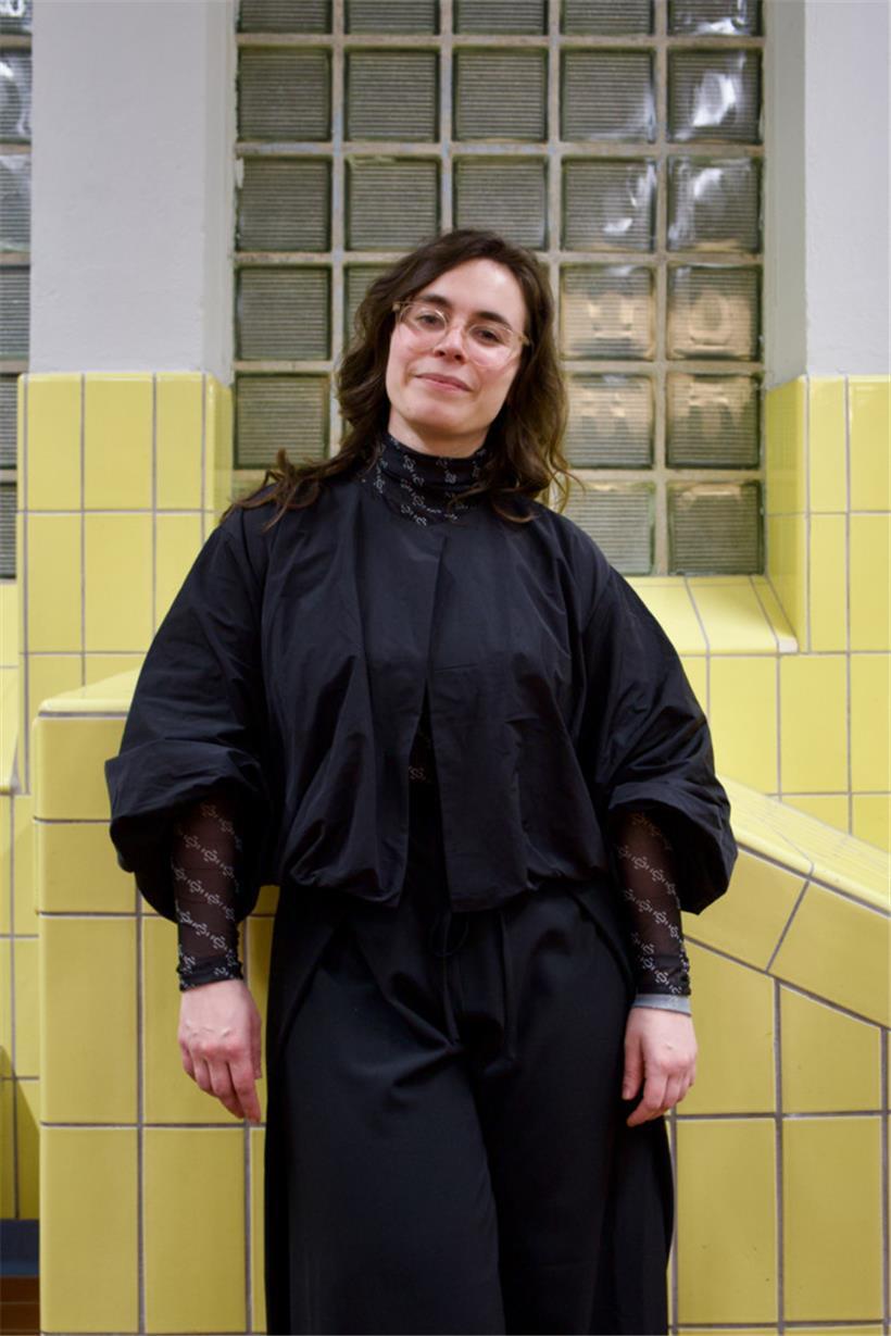 Céline Zimmer, der Kopf hinter der Ausstellung, ist Mitbegründerin von „Less Yellow“, einem Büro für nachhaltige und sozial gerechte Architektur
