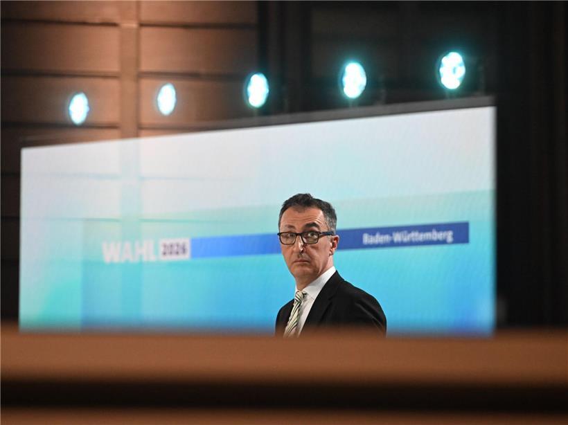 Cem Özdemir (Bündnis 90/Die Grünen), Spitzenkandidat Landtagswahl Baden-Württemberg, steht nach der Wahl in einem Fernsehstudio