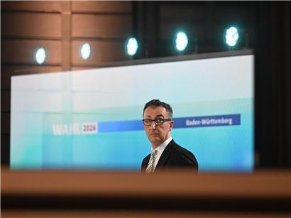 Cem Özdemir (Bündnis 90/Die Grünen), Spitzenkandidat Landtagswahl Baden-Württemberg, steht nach der Wahl in einem Fernsehstudio