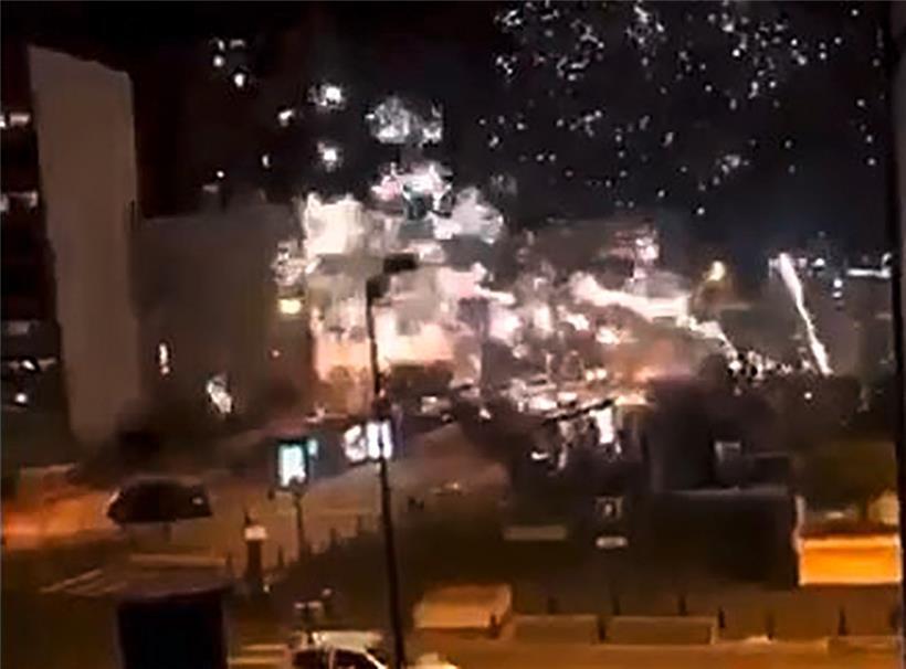 Cette photo issue d’un compte Twitter illustre l’envergure de l’attaque aux mortiers d’artifice

