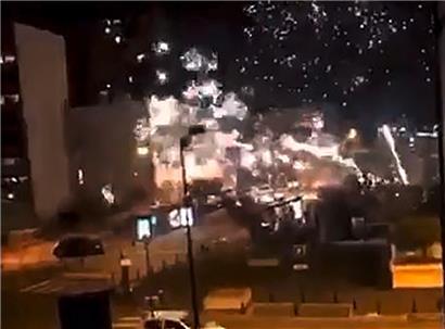 Cette photo issue d’un compte Twitter illustre l’envergure de l’attaque aux mortiers d’artifice
